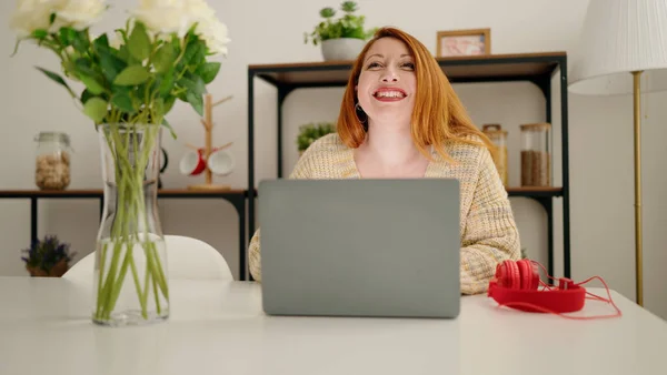 Young Redhead Woman Using Laptop Sitting Desk Home — Stock Photo, Image