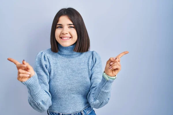 Young Hispanic Woman Standing Blue Background Smiling Confident Pointing Fingers — Stock Photo, Image