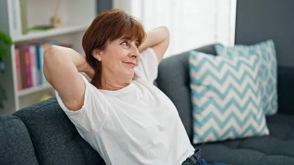 Middelaldrende Kvinne Avslappet Med Hendene Hodet Sittende Sofaen – stockfoto