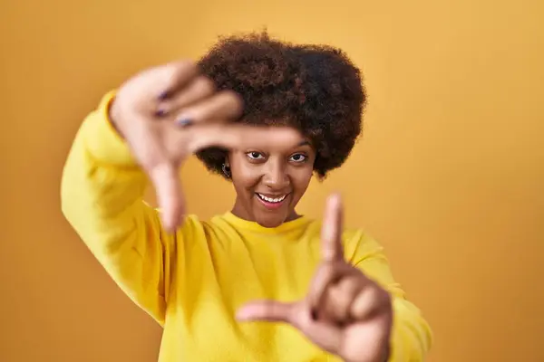 Νεαρή Αφροαμερικανή Γυναίκα Στέκεται Πάνω Από Κίτρινο Φόντο Χαμογελώντας Κάνοντας — Φωτογραφία Αρχείου