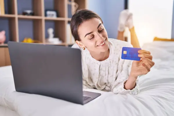 Ung Kaukasisk Kvinna Som Använder Laptop Och Kreditkort Sitter Sängen — Stockfoto