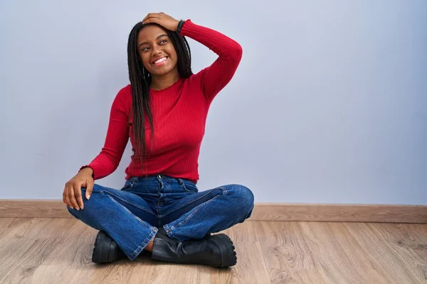 Jonge Afrikaans Amerikaanse Met Vlechten Zitten Vloer Thuis Glimlachend Zelfverzekerd — Stockfoto