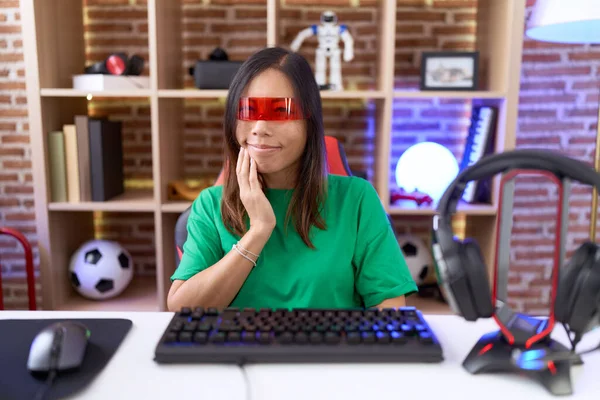 Chińska Kobieta Średnim Wieku Okularach Wirtualnej Rzeczywistości Dotykająca Ust Ręką — Zdjęcie stockowe