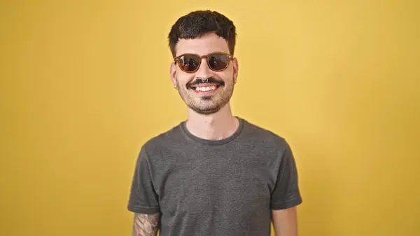 Jovem Hispânico Sorrindo Confiante Vestindo Óculos Sol Sobre Fundo Amarelo — Fotografia de Stock