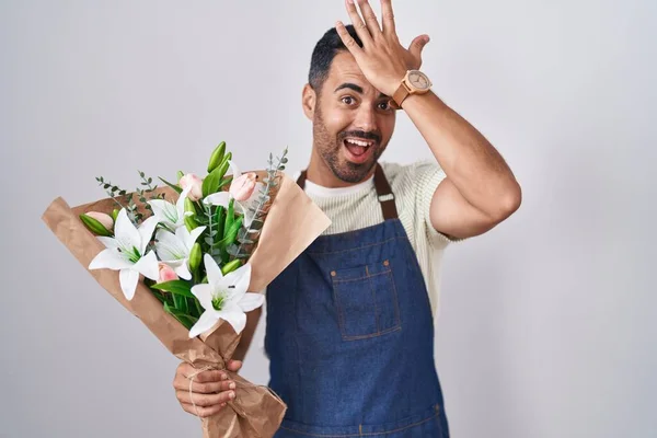 Homem Hispânico Com Barba Trabalhando Como Florista Surpreso Com Mão — Fotografia de Stock