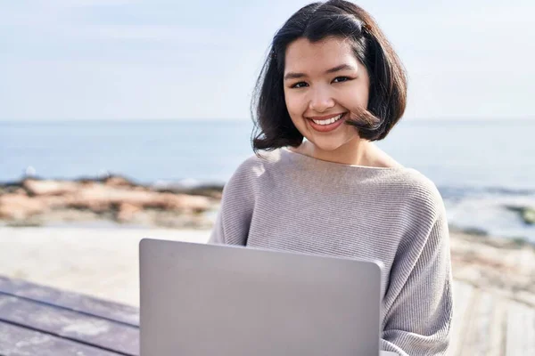 Young Woman Using Laptop Sitting Bench Seaside — Stock Photo, Image