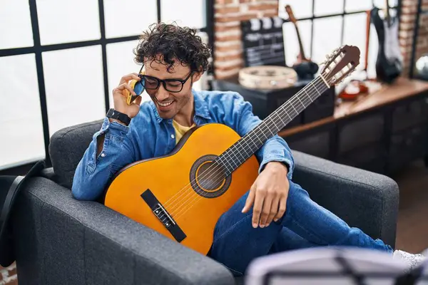 Ung Latinamerikansk Man Musiker Spelar Klassisk Gitarr Talar Smartphone Musikstudio — Stockfoto