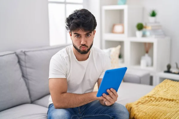Hombre Hispano Con Barba Usando Touchpad Sentado Sofá Mirando Cámara — Foto de Stock