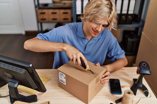 Junger Blonder Mann Packt Pappschachtel Büro Aus — Stockfoto