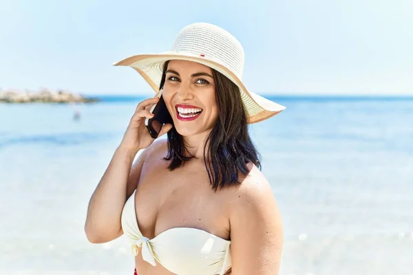 Young Beautiful Hispanic Woman Tourist Smiling Confident Talking Smartphone Seaside — Stok fotoğraf
