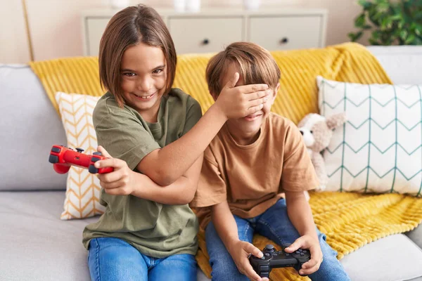 Entzückende Jungen Spielen Videospiel Das Hause Die Augen Mit Der — Stockfoto