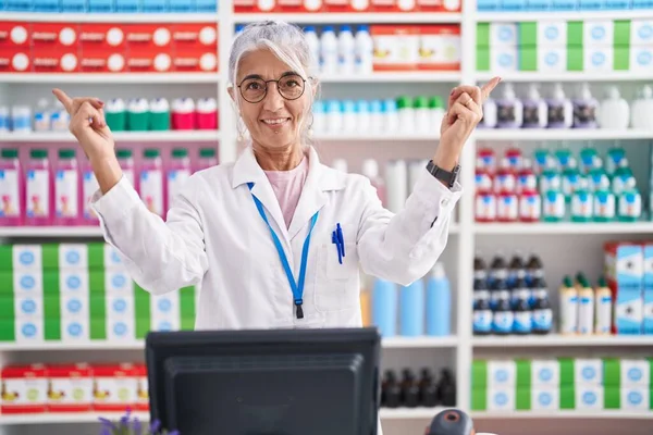 Middle Age Woman Tattoos Working Pharmacy Drugstore Smiling Confident Pointing — Stock Photo, Image