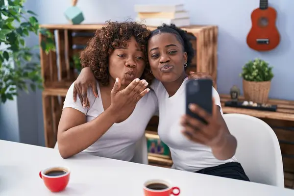 Afroamerikanerinnen Mutter Und Tochter Mit Videoanruf Hause — Stockfoto