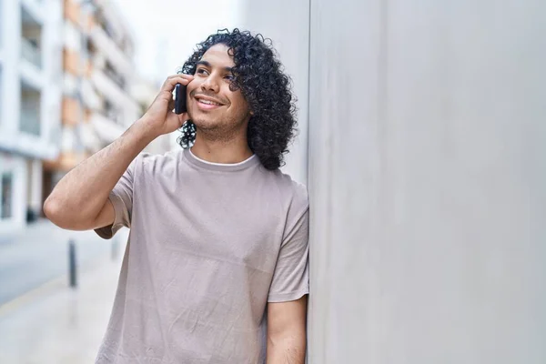 Νέοι Λατίνος Άνθρωπος Χαμογελά Αυτοπεποίθηση Μιλώντας Στο Smartphone Στο Δρόμο — Φωτογραφία Αρχείου