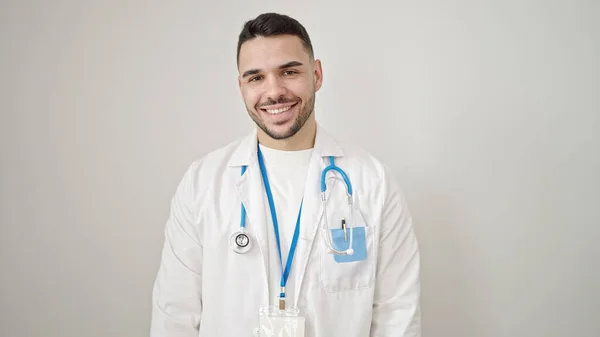 Молодий Іспаномовний Лікар Посміхається Впевнено Стоїть Над Ізольованим Білим Тлом — стокове фото