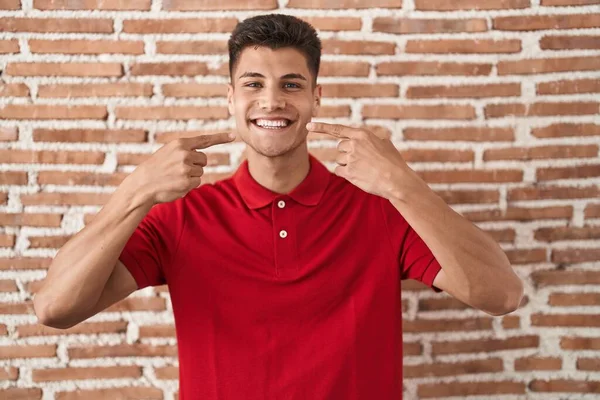 Junger Hispanischer Mann Der Über Ziegelmauern Steht Fröhlich Lächelt Und — Stockfoto