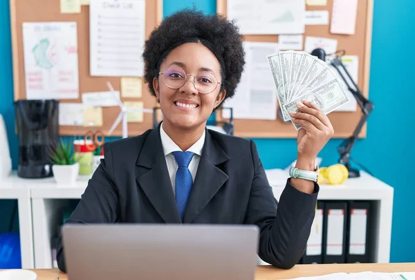 Beautiful African Woman Curly Hair Holding Money Office Looking Positive — Stock Photo, Image