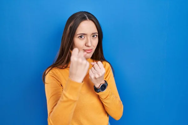 Young Brunette Woman Standing Blue Background Ready Fight Fist Defense — Stok fotoğraf