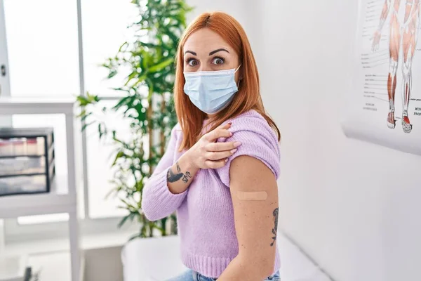 Jeune Femme Faire Vacciner Montrant Bras Avec Pansement Peur Étonné — Photo