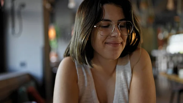 Νεαρή Όμορφη Ισπανίδα Που Χαμογελάει Καθισμένη Στο Τραπέζι Του Εστιατορίου — Φωτογραφία Αρχείου