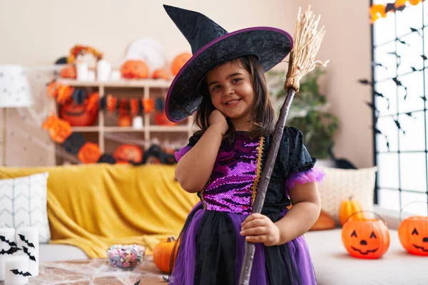 Adorável Hispânico Menina Ter Halloween Festa Segurando Vassoura Casa — Fotografia de Stock