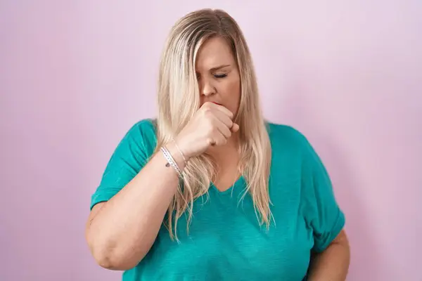 Caucasian Size Woman Standing Pink Background Feeling Unwell Coughing Symptom — Stock Photo, Image