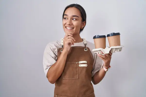 Young Hispanic Woman Wearing Professional Waitress Apron Holding Coffee Hand — Stock Photo, Image