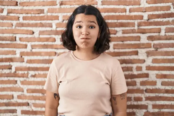 Mujer Hispana Joven Pie Sobre Ladrillos Pared Soplando Mejillas Con —  Fotos de Stock