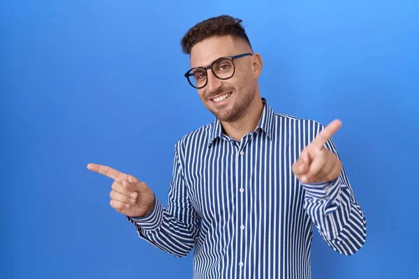 Hispanic Man Beard Wearing Glasses Smiling Confident Pointing Fingers Different — Stock Photo, Image