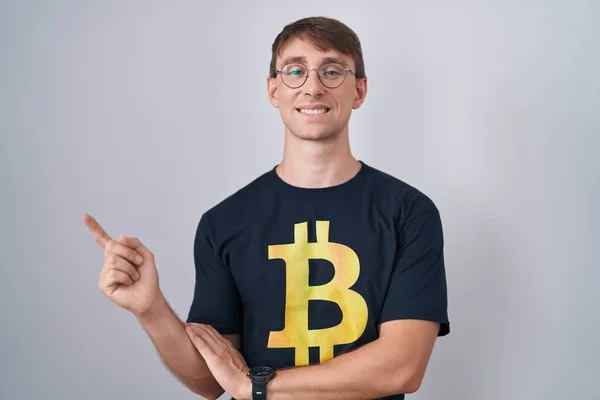 Homem Loiro Caucasiano Vestindo Camiseta Bitcoin Com Grande Sorriso Rosto — Fotografia de Stock