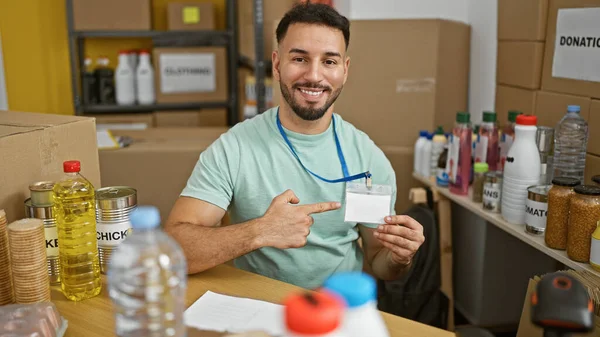Jonge Arabier Man Vrijwilliger Glimlachend Zelfverzekerd Wijzend Naar Kaart Bij — Stockfoto