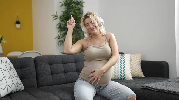 Молодая Беременная Женщина Слушает Музыку Трогает Живот Танцует Дома — стоковое фото