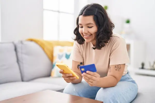 Young Woman Using Smartphone Credit Card Sitting Sofa Home — Stockfoto