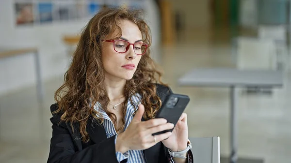 Ung Kvinna Företagare Som Använder Smartphone Kontoret — Stockfoto