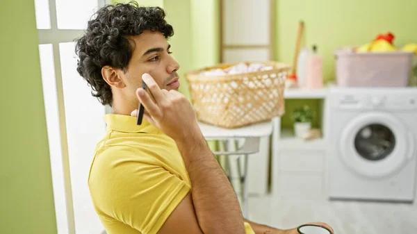 Genç Latin Adam Akıllı Telefondan Sesli Mesaj Dinliyor Çamaşır Odasında — Stok fotoğraf