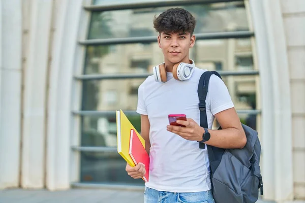 Mladý Hispánský Teenager Student Pomocí Smartphone Držení Knih Univerzitě — Stock fotografie