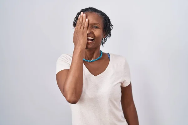 Mulher Africana Com Dreadlocks Sobre Fundo Branco Cobrindo Olho Com — Fotografia de Stock