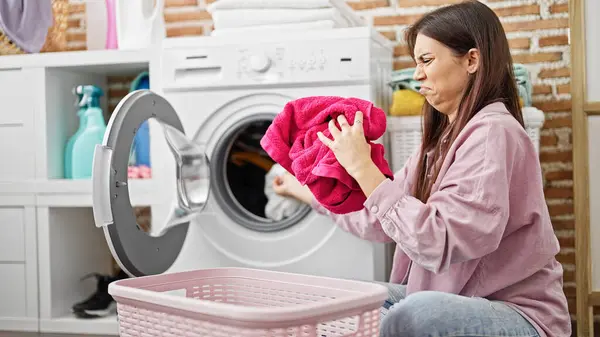 Jovem Bela Mulher Hispânica Abrindo Máquina Lavar Roupa Cheirando Roupas — Fotografia de Stock