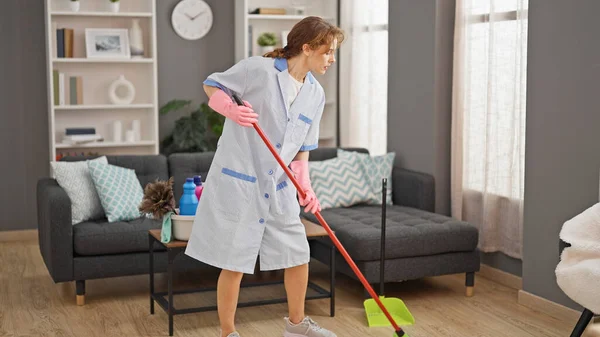Mujer Joven Limpiador Profesional Piso Limpieza Con Cara Seria Casa —  Fotos de Stock