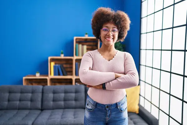 Afro Amerikalı Kadın Gülümsüyor Kollarını Kavuşturup Evde Duruyor — Stok fotoğraf