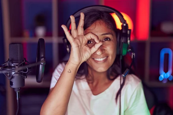 Joven Mujer Hispana Jugando Videojuegos Con Auriculares Sonriendo Feliz Haciendo —  Fotos de Stock