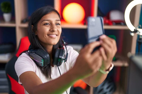 Young Beautiful Hispanic Woman Streamer Smiling Confident Make Selfie Smartphone — Stock Photo, Image