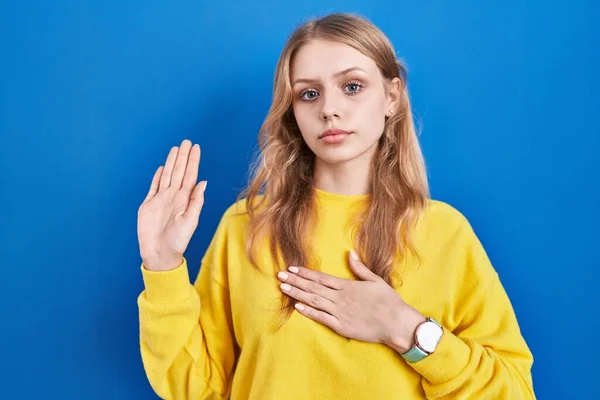Young Caucasian Woman Standing Blue Background Swearing Hand Chest Open — ストック写真