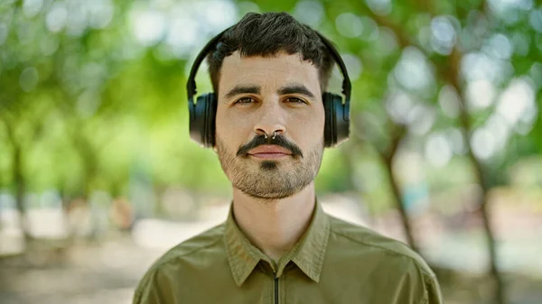 Jovem Hispânico Vestindo Fones Ouvido Com Expressão Relaxada Parque — Fotografia de Stock