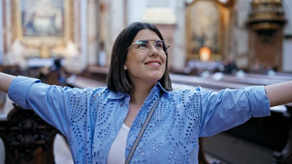 Jonge Mooie Latijns Amerikaanse Vrouw Bezoekt Kerk Met Open Armen — Stockfoto