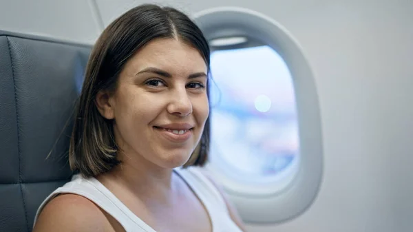 Jonge Mooie Spaanse Vrouw Glimlachend Zittend Het Vliegtuig — Stockfoto