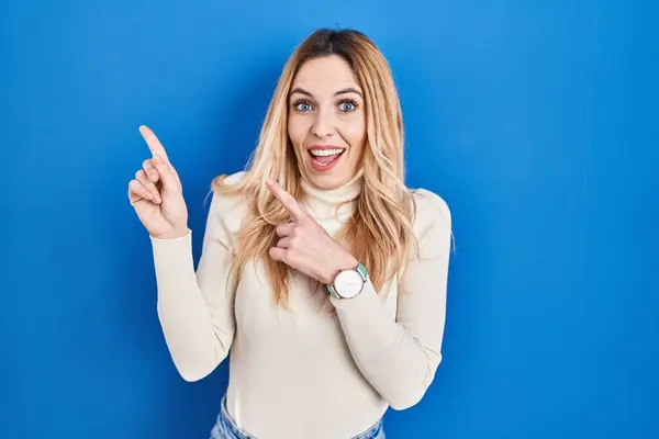Young Caucasian Woman Standing Blue Background Pointing Aside Worried Nervous — Stock Photo, Image