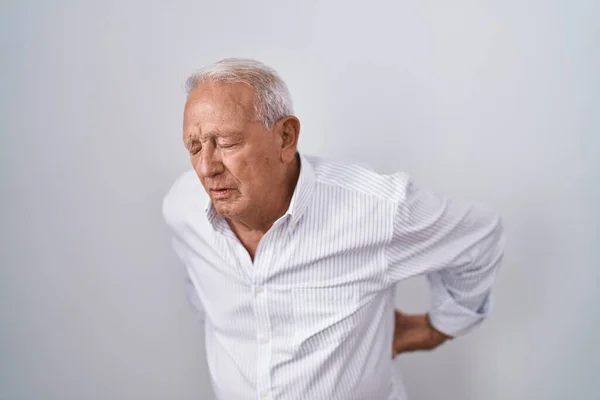 Gri Saçlı Yaşlı Adam Arka Planda Duruyor Sırt Ağrısı Çekiyor — Stok fotoğraf