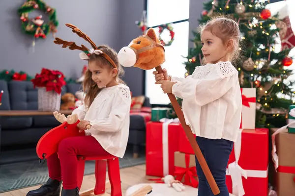 Dvě Děti Hrající Soby Houpání Koně Hračka Stojící Vánočního Stromku — Stock fotografie