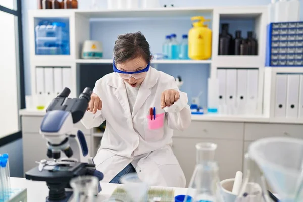 Hispanic Girl Syndrome Working Scientist Laboratory Pointing Fingers Showing Advertisement — Stock Photo, Image